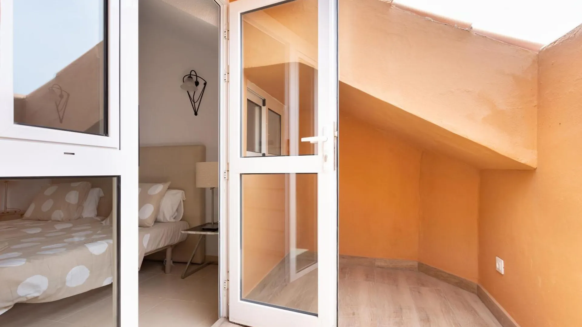 Exclusive Penthouse Playa Las Vistas 5 Close To Sea And Beach, Aircondition For A Fee, Wifi, Terrace, Heated Pool Playa de las Americas  0*, Playa de las Americas (Tenerife)