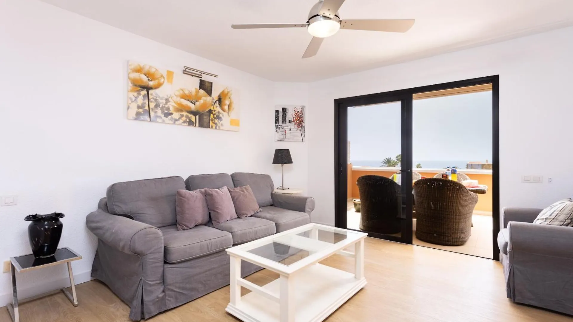 Exclusive Penthouse Playa Las Vistas 5 Close To Sea And Beach, Aircondition For A Fee, Wifi, Terrace, Heated Pool Playa de las Americas
