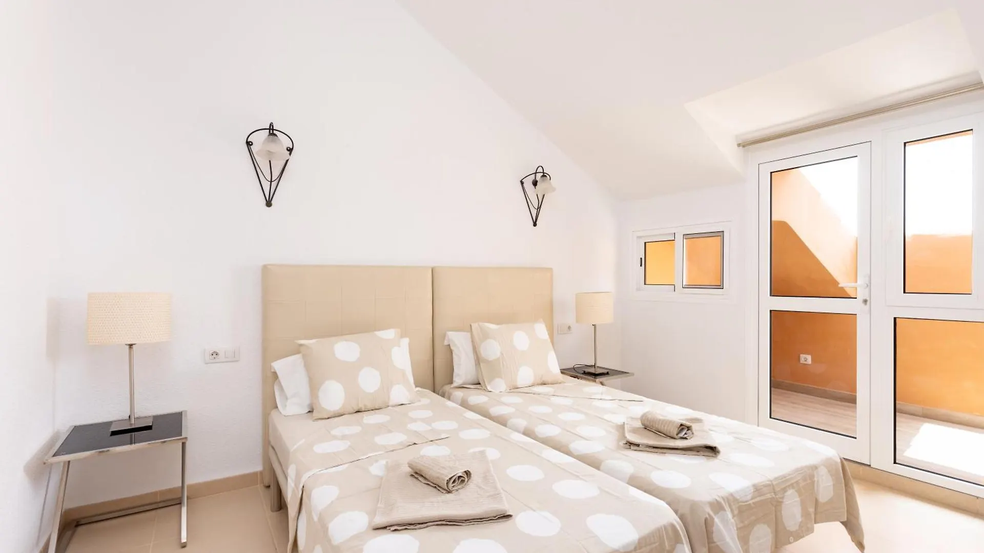 Exclusive Penthouse Playa Las Vistas 5 Close To Sea And Beach, Aircondition For A Fee, Wifi, Terrace, Heated Pool Playa de las Americas  Apartment Playa de las Americas (Tenerife)