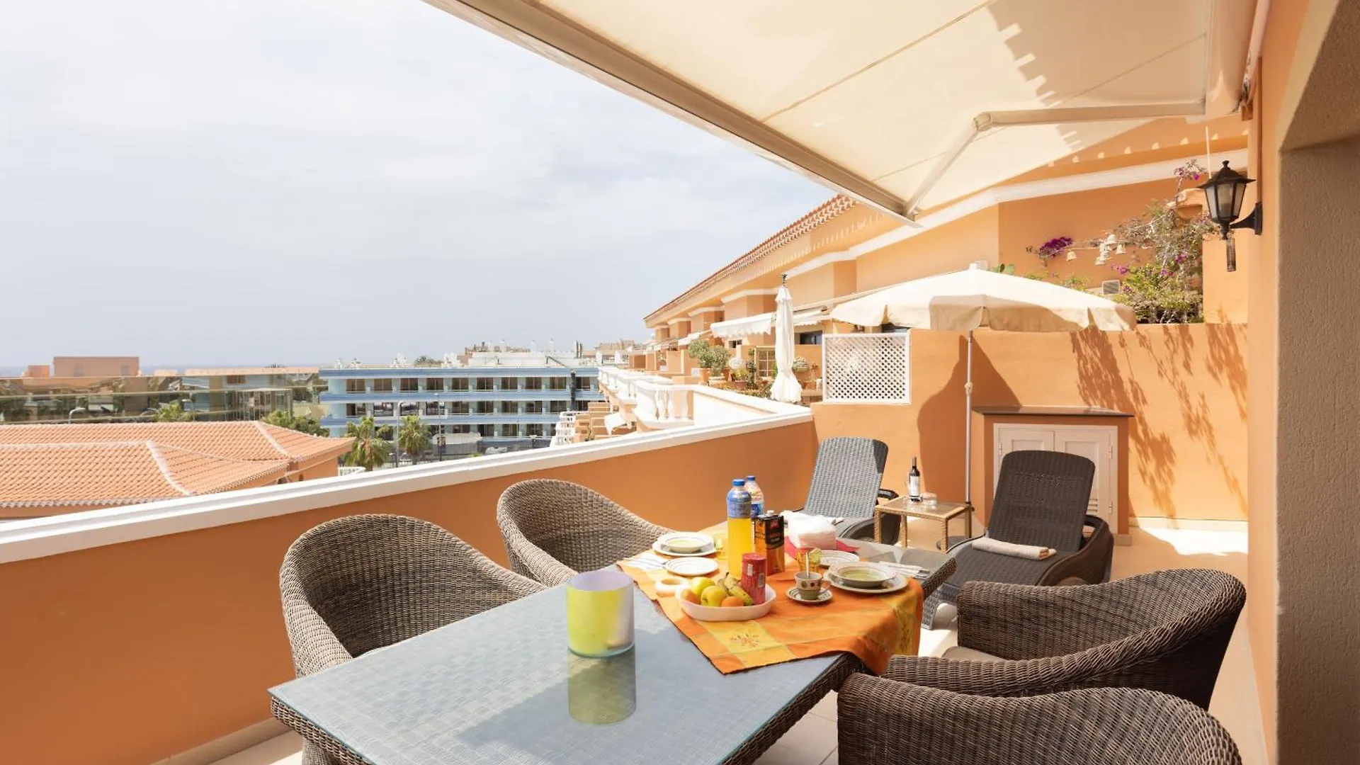 Apartment Exclusive Penthouse Playa Las Vistas 5 Close To Sea And Beach, Aircondition For A Fee, Wifi, Terrace, Heated Pool Playa de las Americas