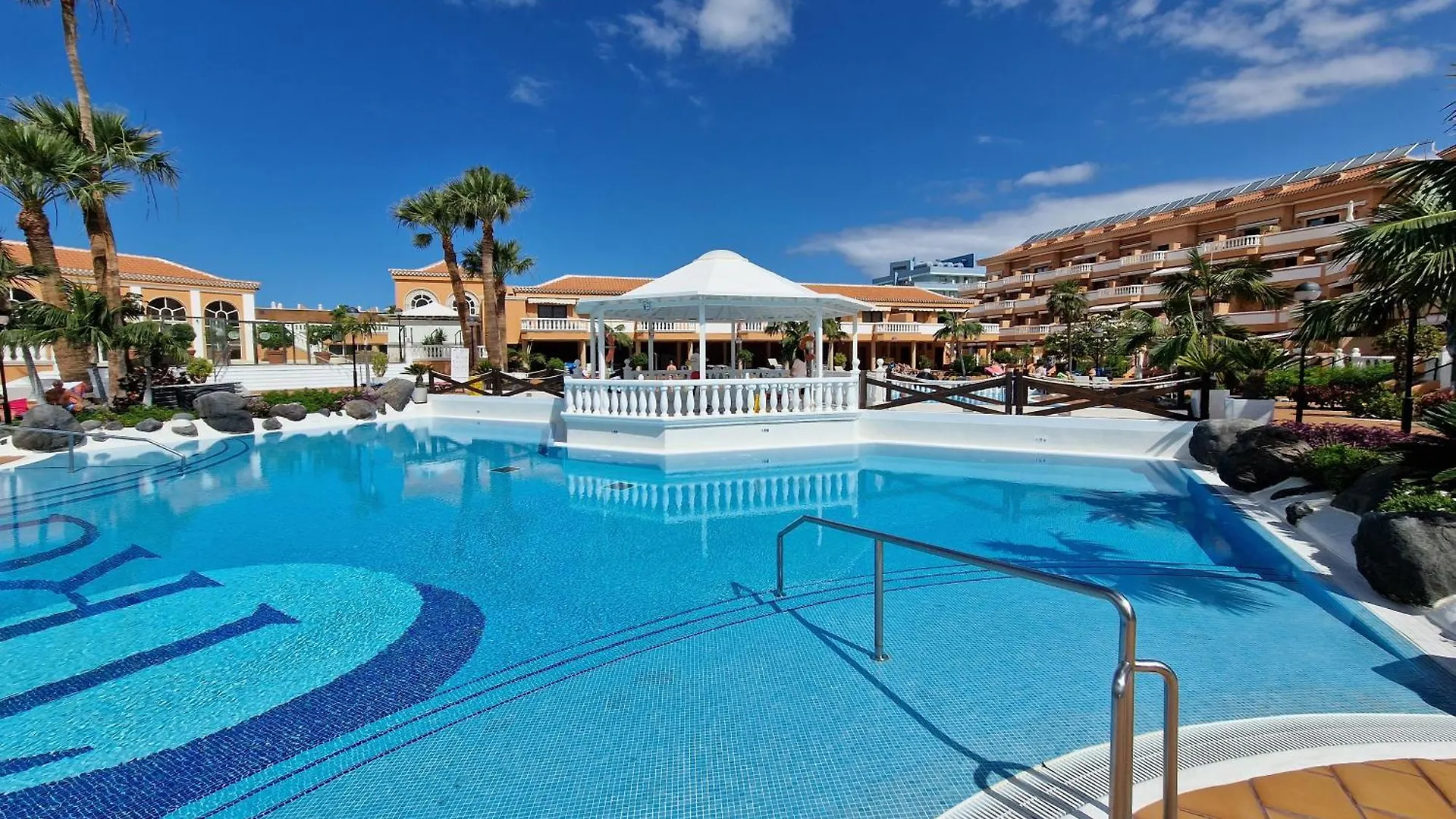 Exclusive Penthouse Playa Las Vistas 5 Close To Sea And Beach, Aircondition For A Fee, Wifi, Terrace, Heated Pool Playa de las Americas