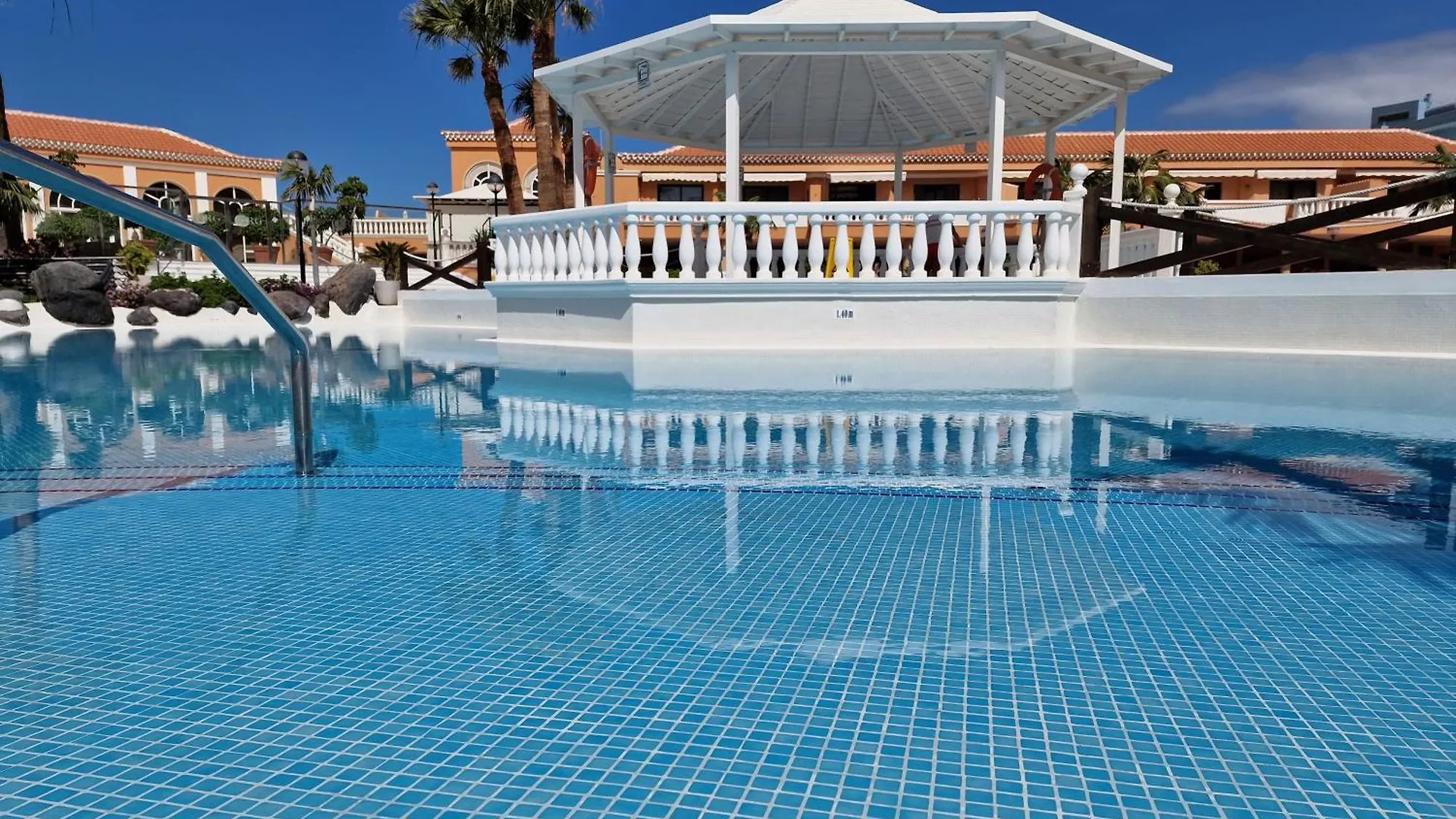 Exclusive Penthouse Playa Las Vistas 5 Close To Sea And Beach, Aircondition For A Fee, Wifi, Terrace, Heated Pool Playa de las Americas