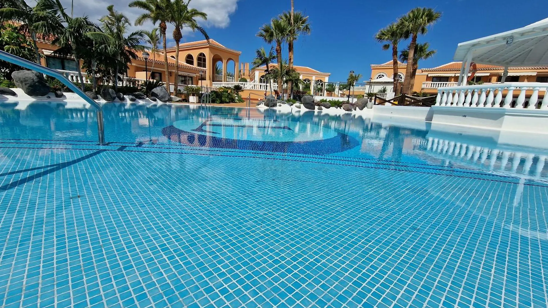 Apartment Exclusive Penthouse Playa Las Vistas 5 Close To Sea And Beach, Aircondition For A Fee, Wifi, Terrace, Heated Pool Playa de las Americas