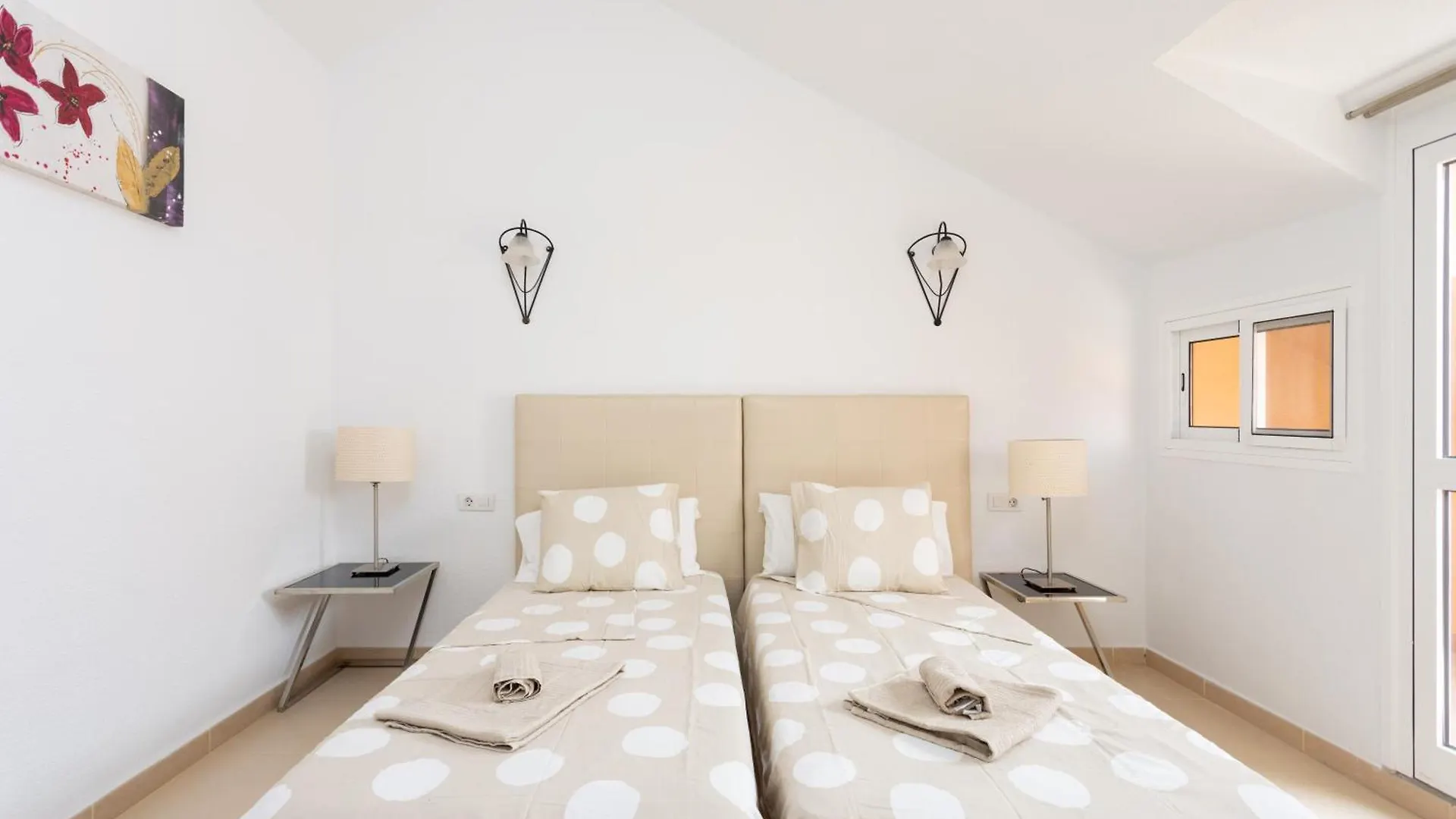 Exclusive Penthouse Playa Las Vistas 5 Close To Sea And Beach, Aircondition For A Fee, Wifi, Terrace, Heated Pool Playa de las Americas  0*, Playa de las Americas (Tenerife)