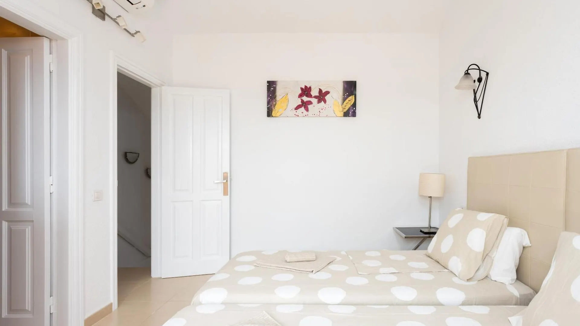 Exclusive Penthouse Playa Las Vistas 5 Close To Sea And Beach, Aircondition For A Fee, Wifi, Terrace, Heated Pool Playa de las Americas  0*, Playa de las Americas (Tenerife)